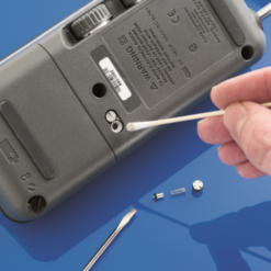 Máy hiệu chuẩn áp suất Fluke 718 300G 32 fluke 718 pressure calibrator being cleaned