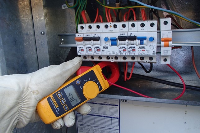 Ampe kìm AC/DC FLUKE 325 (AC/DC 400A, True RMS) 43 Ampe kìm AC/DC FLUKE 325 (AC/DC 400A, True RMS)