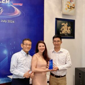 Đại diện công ty Giải Pháp Đo Kiểm lên nhận cúp bạc 2024
