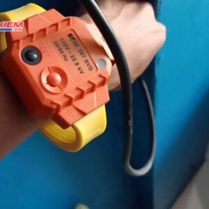Thiết bị dò điện cao áp, đeo tay, đội đầu, cầu vai áo SEW 287SVD(110V - 22.8KVAC) 19 maxresdefault 600x338 1
