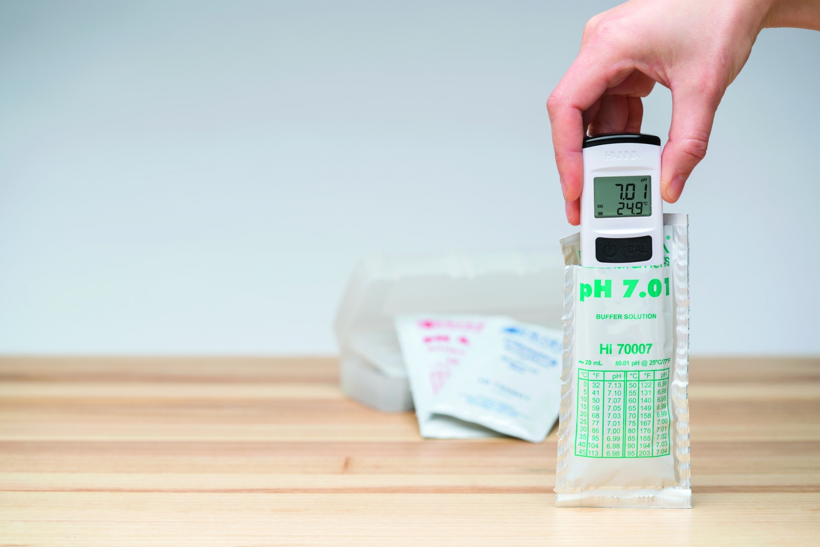 Bút Đo pH/Nhiệt Độ Với Độ Phân Giải 0.01pH Hanna HI98108 Bút Đo pH/Nhiệt Độ Với Độ Phân Giải 0.01pH Hanna HI98108