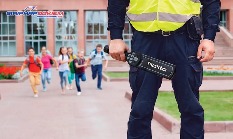 Máy dò kim loại cầm tay Nokta NMS20 - Tần số 13kHz 9 Tay dò kim loại Nokta NMS20 sử dụng trong nhiều lĩnh vực